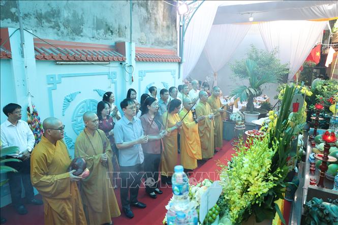 Các đại biểu dâng hương, tưởng niệm đồng bào đã ngã xuống vì bom, đạn và nạn đói 1944-1945. Ảnh: Vũ Quang - TTXVN