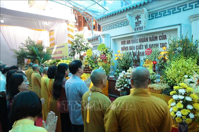 Các đại biểu dâng hương, tưởng niệm đồng bào đã ngã xuống vì bom, đạn và nạn đói 1944-1945. Ảnh: Vũ Quang - TTXVN