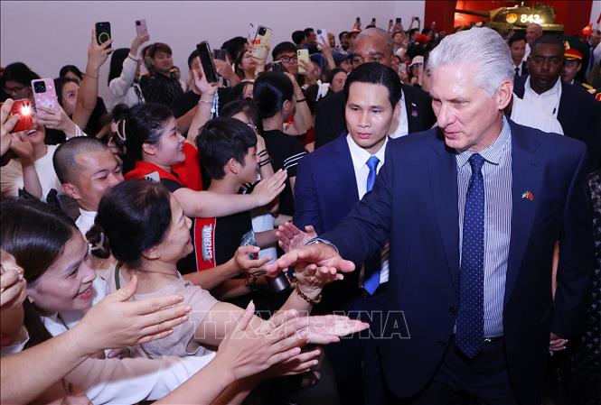 Bí thư Thứ nhất, Chủ tịch nước Cuba Miguel Díaz-Canel Bermúdez giao lưu với người dân tại Bảo tàng Lịch sử Quân sự Việt Nam. Ảnh: Văn Điệp – TTXVN