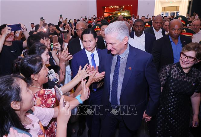 Bí thư Thứ nhất, Chủ tịch nước Cuba Miguel Díaz-Canel Bermúdez và Phu nhân giao lưu với người dân tại Bảo tàng Lịch sử Quân sự Việt Nam. Ảnh: Văn Điệp – TTXVN