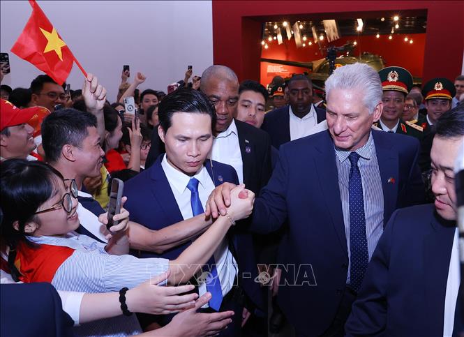 Bí thư Thứ nhất, Chủ tịch nước Cuba Miguel Díaz-Canel Bermúdez giao lưu với người dân tại Bảo tàng Lịch sử Quân sự Việt Nam. Ảnh: Văn Điệp – TTXVN