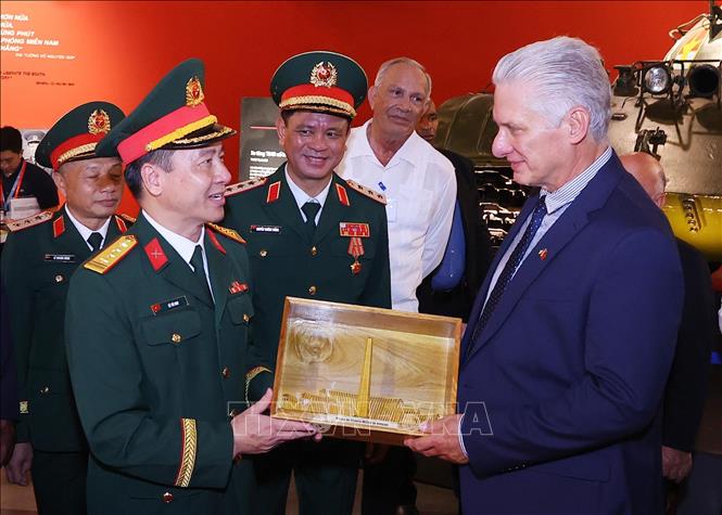 Đại tá Lê Vũ Huy, Giám đốc Bảo tàng Lịch sử Quân sự Việt Nam tặng quà lưu niệm cho đồng chí Miguel Díaz-Canel Bermúdez, Bí thư Thứ nhất, Chủ tịch nước Cuba. Ảnh: Văn Điệp – TTXVN