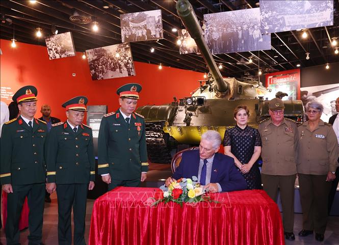 Bí thư Thứ nhất, Chủ tịch nước Cuba Miguel Díaz-Canel Bermúdez viết lưu bút tại Bảo tàng Lịch sử Quân sự Việt Nam. Ảnh: Văn Điệp – TTXVN