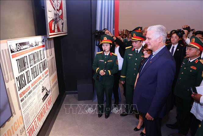 Bí thư Thứ nhất, Chủ tịch nước Cuba Miguel Díaz-Canel Bermúdez và Phu nhân tham quan trưng bày hiện vật thời chiến tranh tại Bảo tàng Lịch sử Quân sự Việt Nam. Ảnh: Văn Điệp – TTXVN