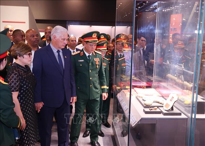 Bí thư Thứ nhất, Chủ tịch nước Cuba Miguel Díaz-Canel Bermúdez bày tỏ sự ấn tượng và ngưỡng mộ sâu sắc trước những hiện vật lịch sử mang tính biểu tượng của chủ nghĩa anh hùng cách mạng Việt Nam. Ảnh: Văn Điệp – TTXVN