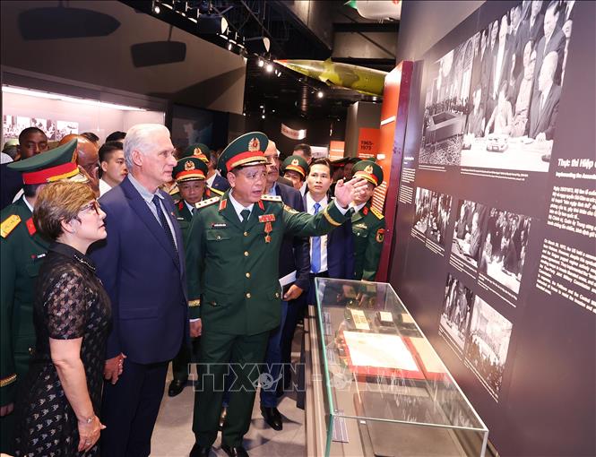 Tại Bảo tàng Lịch sử Quân sự Việt Nam, đồng chí Miguel Díaz-Canel Bermúdez và Phu nhân tham quan các khu trưng bày, lắng nghe giới thiệu về những trang sử hào hùng, những cuộc đấu tranh kiên cường, bất khuất của quân và dân Việt Nam qua các thời kỳ. Ảnh: Văn Điệp – TTXVN