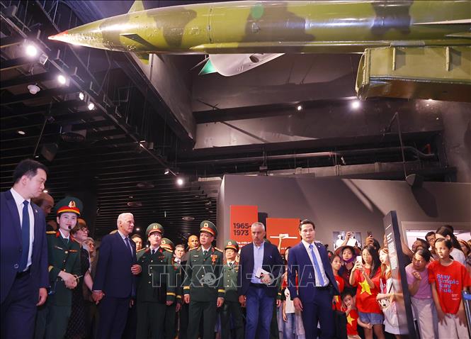 Bí thư Thứ nhất, Chủ tịch nước Cuba Miguel Díaz-Canel Bermúdez bày tỏ sự ấn tượng và ngưỡng mộ sâu sắc trước những hiện vật lịch sử mang tính biểu tượng của chủ nghĩa anh hùng cách mạng Việt Nam. Ảnh: Văn Điệp – TTXVN