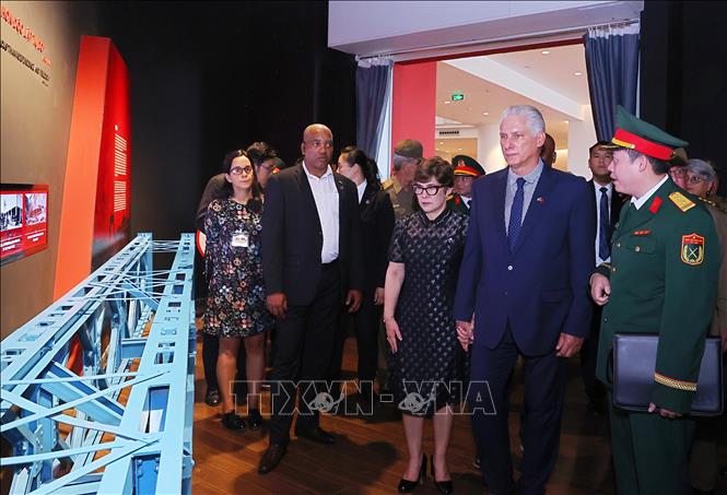 Bí thư Thứ nhất, Chủ tịch nước Cuba Miguel Díaz-Canel Bermúdez bày tỏ sự ấn tượng và ngưỡng mộ sâu sắc trước những hiện vật lịch sử mang tính biểu tượng của chủ nghĩa anh hùng cách mạng Việt Nam. Ảnh: Văn Điệp – TTXVN
