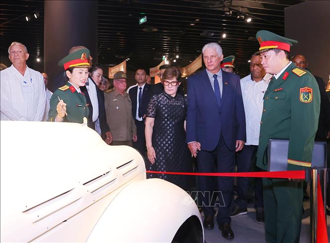 Bí thư Thứ nhất, Chủ tịch nước Cuba Miguel Díaz-Canel Bermúdez và Phu nhân tham quan các khu trưng bày hiện vật thời chiến tranh tại Bảo tàng Lịch sử Quân sự Việt Nam. Ảnh: Văn Điệp – TTXVN
