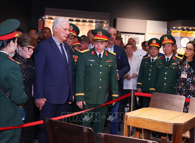 Bí thư Thứ nhất, Chủ tịch nước Cuba Miguel Díaz-Canel Bermúdez và Phu nhân tham quan trưng bày hiện vật thời chiến tranh tại Bảo tàng Lịch sử Quân sự Việt Nam. Ảnh: Văn Điệp – TTXVN