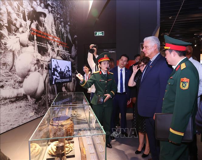 Bí thư Thứ nhất, Chủ tịch nước Cuba Miguel Díaz-Canel Bermúdez bày tỏ sự ấn tượng và ngưỡng mộ sâu sắc trước những hiện vật lịch sử mang tính biểu tượng của chủ nghĩa anh hùng cách mạng Việt Nam. Ảnh: Văn Điệp – TTXVN