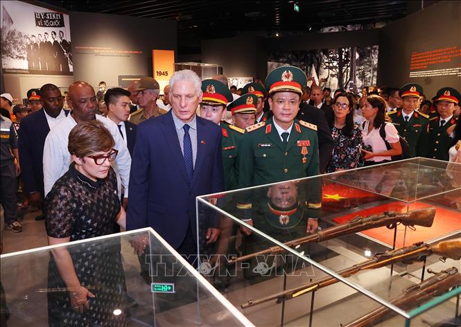 Tại Bảo tàng Lịch sử Quân sự Việt Nam, đồng chí Miguel Díaz-Canel Bermúdez và Phu nhân tham quan các khu trưng bày, lắng nghe giới thiệu về những trang sử hào hùng, những cuộc đấu tranh kiên cường, bất khuất của quân và dân Việt Nam qua các thời kỳ. Ảnh: Văn Điệp – TTXVN