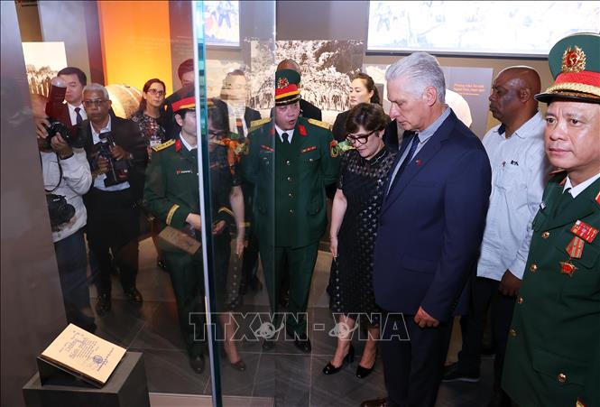 Bí thư Thứ nhất, Chủ tịch nước Cuba Miguel Díaz-Canel Bermúdez và Phu nhân tham quan các khu trưng bày hiện vật thời chiến tranh tại Bảo tàng Lịch sử Quân sự Việt Nam. Ảnh: Văn Điệp – TTXVN