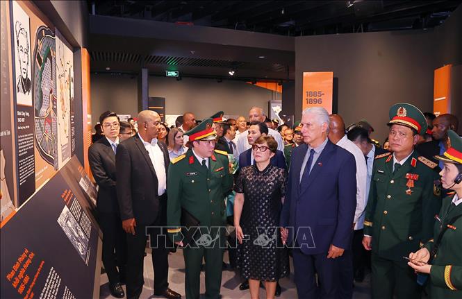 Tại Bảo tàng Lịch sử Quân sự Việt Nam, đồng chí Miguel Díaz-Canel Bermúdez và Phu nhân tham quan các khu trưng bày, lắng nghe giới thiệu về những trang sử hào hùng, những cuộc đấu tranh kiên cường, bất khuất của quân và dân Việt Nam qua các thời kỳ. Ảnh: Văn Điệp – TTXVN