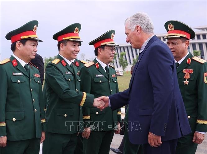 Bí thư Thứ nhất, Chủ tịch nước Cuba Miguel Díaz-Canel Bermúdez với các đại biểu. Ảnh: Văn Điệp – TTXVN