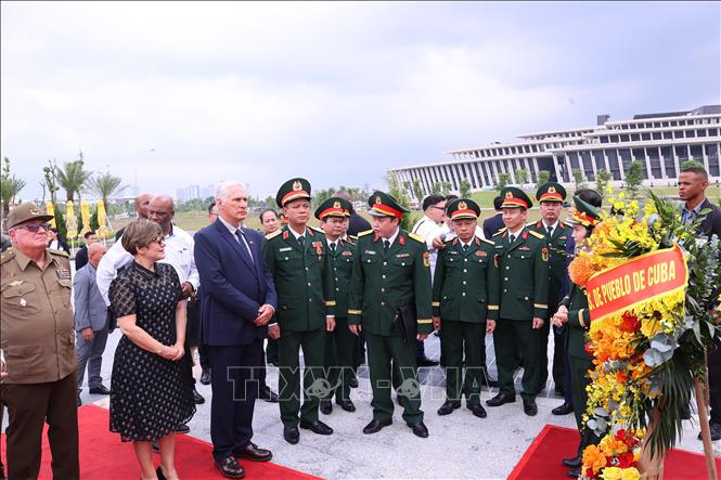 Bí thư Thứ nhất, Chủ tịch nước Cuba Miguel Díaz-Canel Bermúdez và Phu nhân tới đặt vòng hoa tại cụm tượng tri ân các chuyên gia quân sự Cuba tại Bảo tàng Lịch sử Quân sự Việt Nam. Ảnh: Văn Điệp – TTXVN