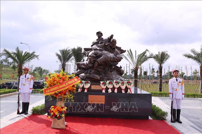 Cụm tượng tri ân các chuyên gia quân sự Cuba tại Bảo tàng Lịch sử Quân sự Việt Nam. Ảnh: Văn Điệp – TTXVN