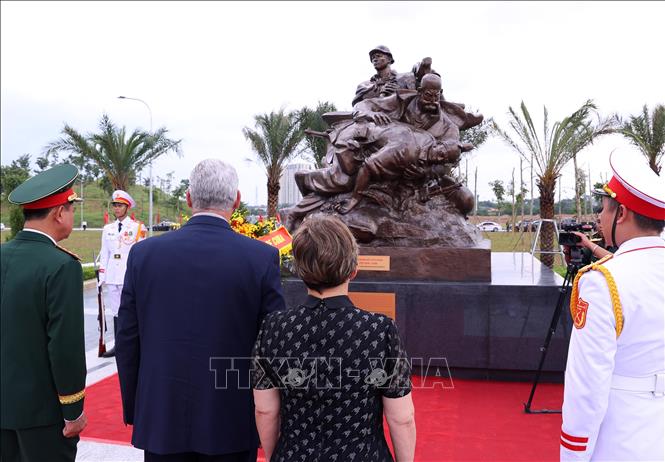 Bí thư Thứ nhất, Chủ tịch nước Cuba Miguel Díaz-Canel Bermúdez và Phu nhân tới đặt vòng hoa tại cụm tượng tri ân các chuyên gia quân sự Cuba tại Bảo tàng Lịch sử Quân sự Việt Nam. Ảnh: Văn Điệp – TTXVN