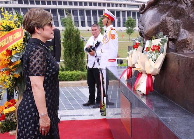 Phu nhân Bí thư Thứ nhất, Chủ tịch nước Cuba Miguel Díaz-Canel Bermúdez đặt vòng hoa tại cụm tượng tri ân các chuyên gia quân sự Cuba tại Bảo tàng Lịch sử Quân sự Việt Nam. Ảnh: Văn Điệp – TTXVN