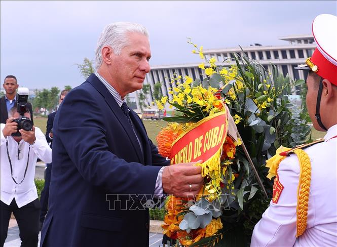 Bí thư Thứ nhất, Chủ tịch nước Cuba Miguel Díaz-Canel Bermúdez và Phu nhân tới đặt vòng hoa tại cụm tượng tri ân các chuyên gia quân sự Cuba tại Bảo tàng Lịch sử Quân sự Việt Nam. Ảnh: Văn Điệp – TTXVN