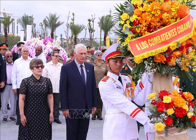 Bí thư Thứ nhất, Chủ tịch nước Cuba Miguel Díaz-Canel Bermúdez và Phu nhân tới đặt vòng hoa tại cụm tượng tri ân các chuyên gia quân sự Cuba tại Bảo tàng Lịch sử Quân sự Việt Nam. Ảnh: Văn Điệp – TTXVN