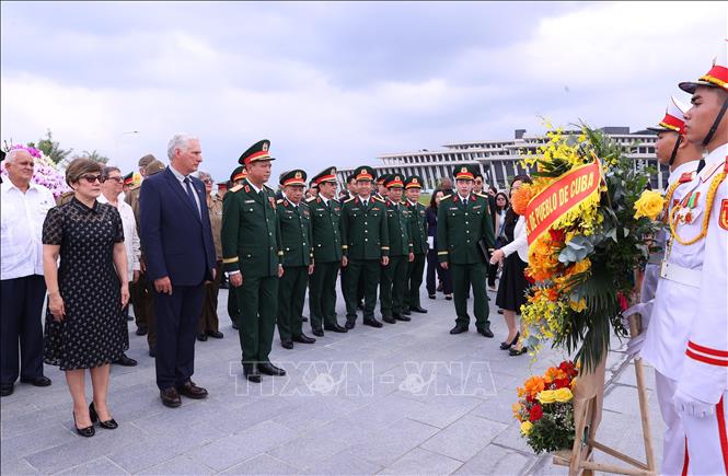 Bí thư Thứ nhất, Chủ tịch nước Cuba Miguel Díaz-Canel Bermúdez và Phu nhân tới đặt vòng hoa tại cụm tượng tri ân các chuyên gia quân sự Cuba tại Bảo tàng Lịch sử Quân sự Việt Nam. Ảnh: Văn Điệp – TTXVN