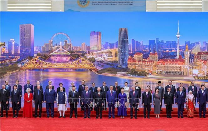 Tổng Bí thư, Chủ tịch nước Trung Quốc Tập Cận Bình và Thủ tướng Phạm Minh Chính cùng các trưởng đoàn tham dự SCO 2025 chụp ảnh chung. Ảnh: Dương Giang-TTXVN
