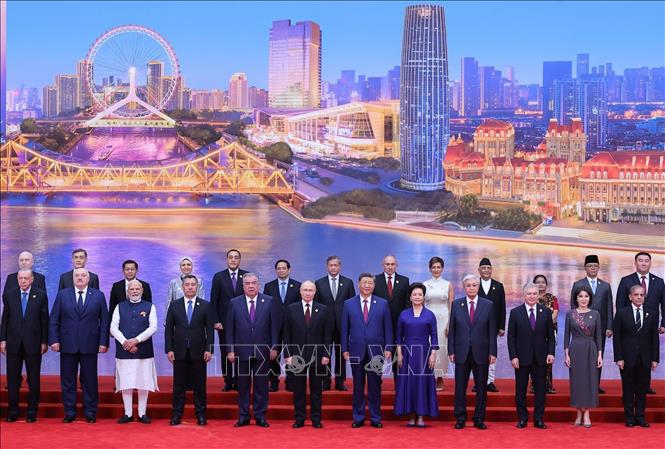 Tổng Bí thư, Chủ tịch nước Trung Quốc Tập Cận Bình và Thủ tướng Phạm Minh Chính cùng các trưởng đoàn tham dự SCO 2025 chụp ảnh chung. Ảnh: Dương Giang-TTXVN
