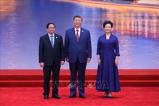Tổng Bí thư, Chủ tịch nước Trung Quốc Tập Cận Bình và Phu nhân đón Thủ tướng Phạm Minh Chính đến dự chiêu đãi SCO 2025. Ảnh: Dương Giang-TTXVN

