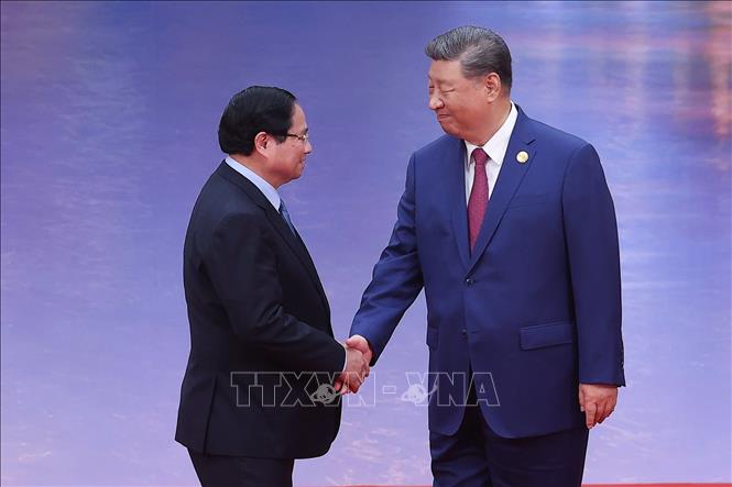 Tổng Bí thư, Chủ tịch nước Trung Quốc Tập Cận Bình đón Thủ tướng Phạm Minh Chính đến dự chiêu đãi SCO 2025. Ảnh: Dương Giang-TTXVN
