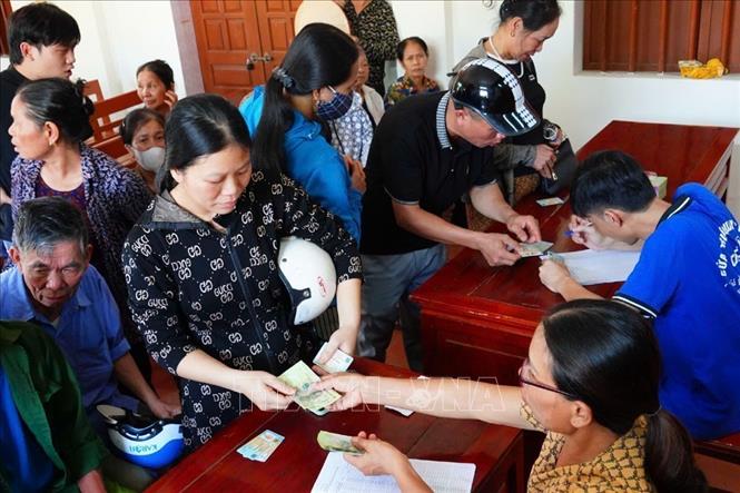 Đông đảo người dân thôn Hoàng Xá 2, phường Ái Quốc, thành phố Hải Phòng nhận quà Tết Độc lập chiều 31/8 tại nhà văn hóa thôn. Ảnh: Mạnh Minh - TTXVN