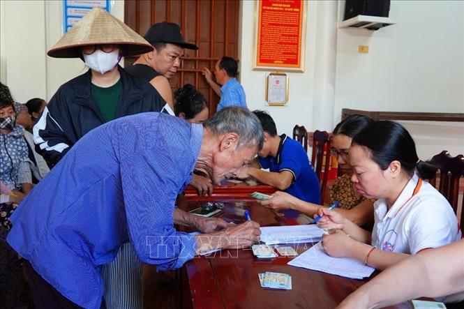 Người dân thôn Hoàng Xá 2, phường Ái Quốc, thành phố Hải Phòng nhận quà Tết Độc lập chiều 31/8 tại nhà văn hóa thôn. Ảnh: Mạnh Minh – TTXVN