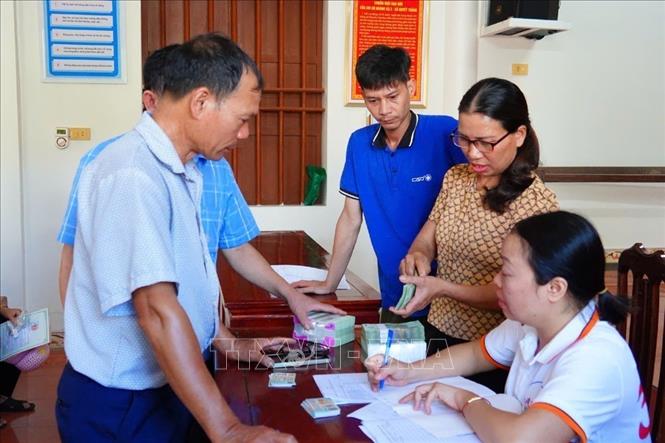 Người dân thôn Hoàng Xá 2, phường Ái Quốc, thành phố Hải Phòng nhận quà Tết Độc lập chiều 31/8 tại nhà văn hóa thôn. Ảnh: Mạnh Minh – TTXVN