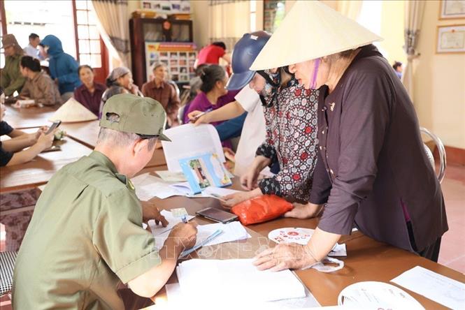 Người dân thôn An Đông, xã An Phú, thành phố Hải Phòng nhận quà Tết Độc lập chiều 31/8 tại nhà văn hóa thôn. Ảnh: Mạnh Minh – TTXVN