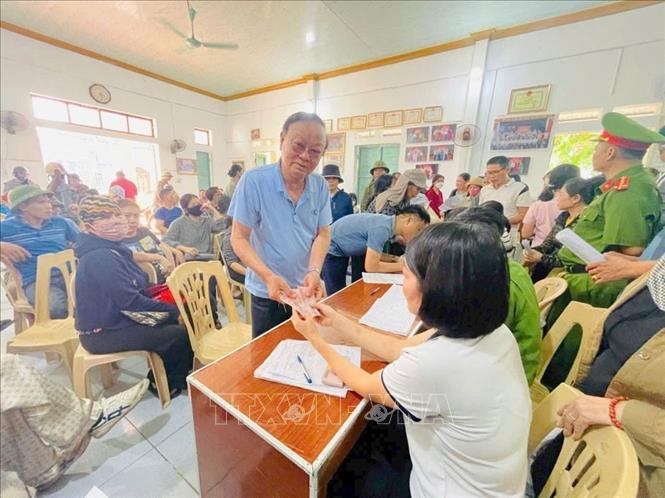 Người dân tổ dân phố Phúc Lâm, phường Kinh Môn, thành phố Hải Phòng nô nức đi nhận quà Tết Độc lập chiều 31/8 tại nhà văn hóa tổ dân phố. Từ chiều 31/8, đồng loạt 13 tổ dân phố ở phường Kinh Môn đã phát tiền quà Tết Độc lập cho nhân dân. Ảnh: Mạnh Minh - TTXVN