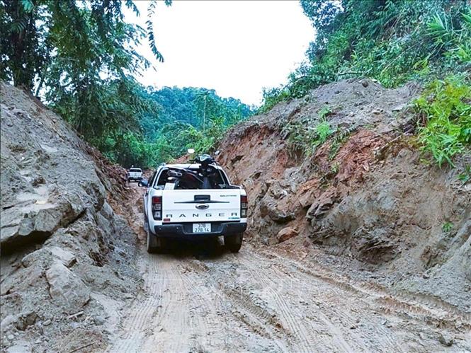 Tuyến đường quốc lộ 48 được thông tuyến 1 làn trong chiều ngày 31/8, đảm bảo các loại phương tiện ô tô qua điểm sạt lở đi được 1 làn. Ảnh: TTXVN phát