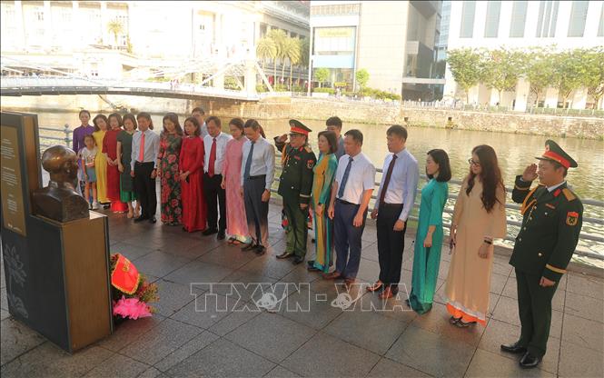 Tập thể cán bộ Đại sứ quán Việt Nam tại Singapore và các cơ quan bên cạnh đến dâng hoa trước tượng Chủ tịch Hồ Chí Minh tại Bảo tàng Văn minh châu Á. Ảnh: Tất Đạt – PV TTXVN tại Singapore