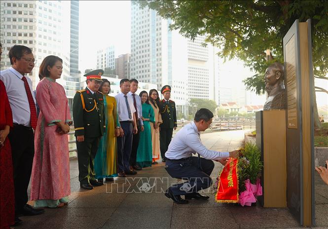 Tập thể cán bộ Đại sứ quán Việt Nam tại Singapore và các cơ quan bên cạnh thể hiện sự thành kính, tri ân và sự biết ơn sâu sắc tới công ơn của Chủ tịch Hồ Chí Minh và thế hệ cha ông đi trước. Ảnh: Tất Đạt – PV TTXVN tại Singapore