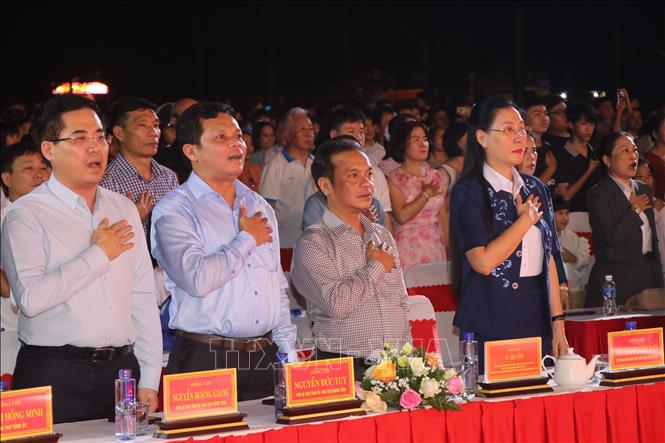Lãnh đạo tỉnh Quảng Ngãi cùng hát vang ca khúc “Tiến Quân Ca” tại chương trình. Ảnh: Dư Toán – TTXVN 