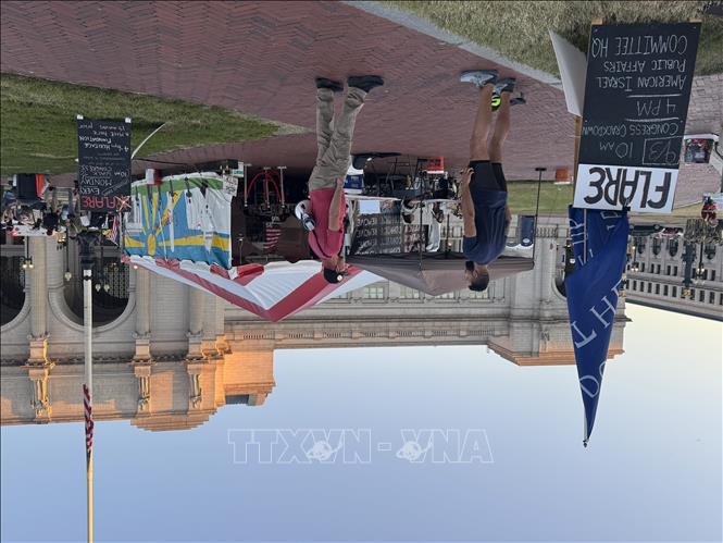 Các tổ chức xã hội dựng lều trước nhà ga Union Station, treo các khẩu hiệu phản đối. Ảnh: Đoàn Hùng - Pv TTXVN tại Mỹ