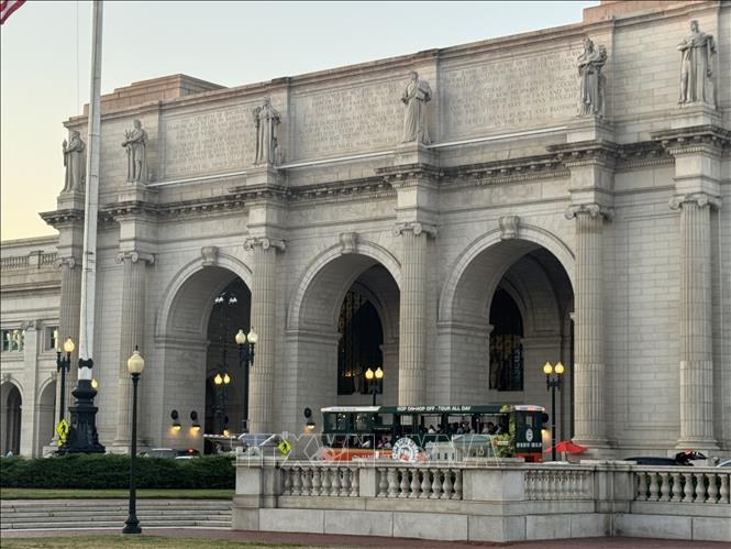 Một xe buýt chuyên đưa khách tham quan thủ đô Washington D.C đậu trước nhà ga Union Station. Ảnh: Đoàn Hùng - Pv TTXVN tại Mỹ
