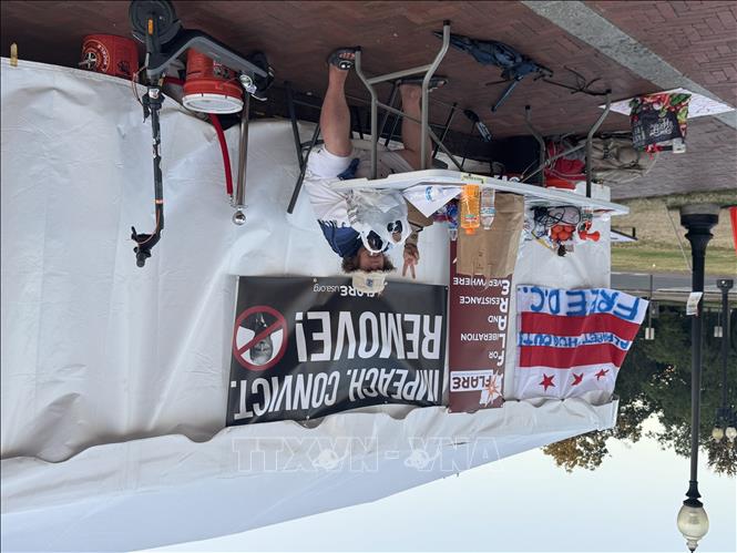 Các tổ chức xã hội dựng lều trước nhà ga Union Station, treo các khẩu hiệu phản đối. Ảnh: Đoàn Hùng - Pv TTXVN tại Mỹ