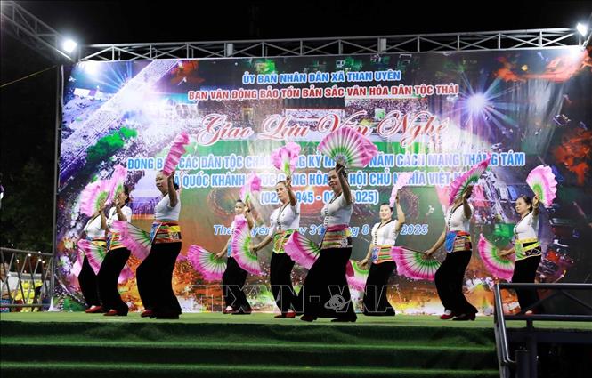 Tiết mục múa hương sắc bản nọng do Câu lạc bộ liên thế hệ Huổi Én xã Phong Thổ tỉnh Lai Châu biểu diễn. Ảnh: Quý Trung – TTXVN