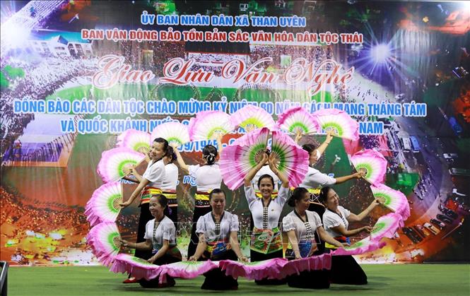 Tiết mục múa hương sắc bản nọng do Câu lạc bộ liên thế hệ Huổi Én xã Phong Thổ tỉnh Lai Châu biểu diễn. Ảnh: Quý Trung – TTXVN