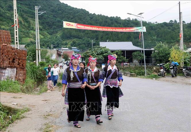 Chị em phụ nữ đi vui hội. Ảnh: Quang Quyết - TTXVN