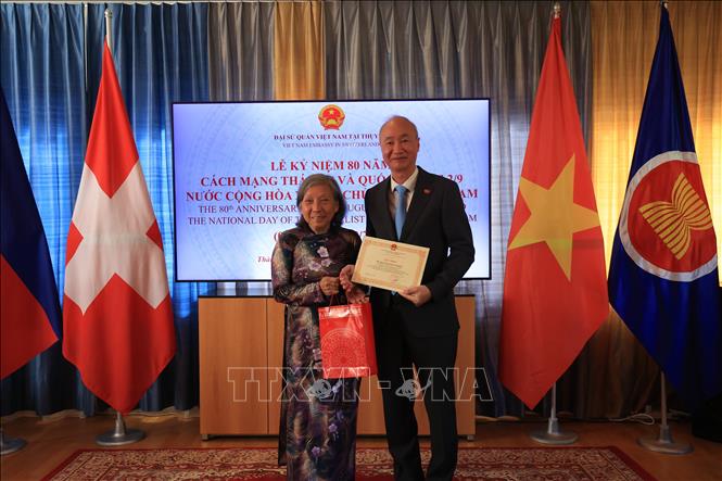 Đại sứ Phùng Thế Long và cô Ngọc Dung Moser - Tổng Thư ký Hội Người Việt Nam tại Thụy Sĩ. Ảnh: Anh Hiển - PV TTXVN tại Thụy Sĩ 
