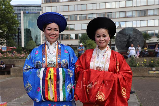 Hai thành viên đoàn tham gia 