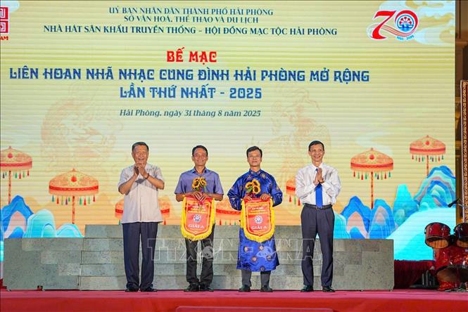 Ban tổ chức trao 2 giải A cho Nhà hát Nghệ thuật truyền thống cung đình Huế và Nhà hát Sân khấu truyền thống Hải Phòng. Ảnh: TTXVN phát