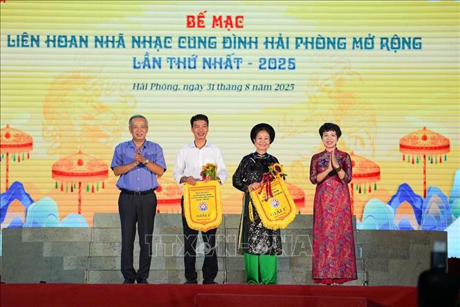 Ban tổ chức trao 2 giải C cho Giáo phường Ca trù Hải Phòng và Trường Văn hóa Nghệ thuật Hưng Yên. Ảnh: TTXVN phát