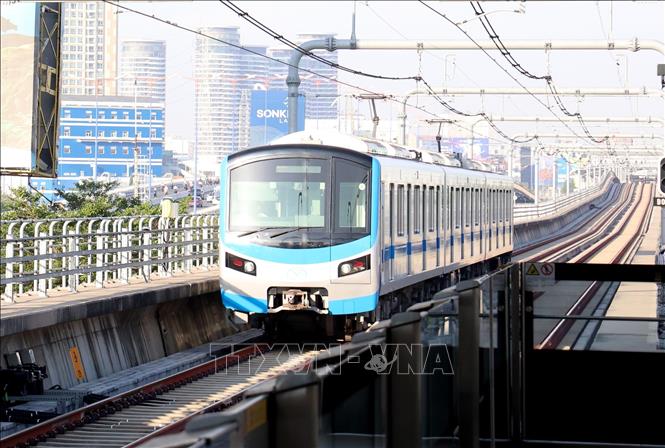 Tàu Metro số 1 Bến Thành - Suối Tiên di chuyển từ trung tâm Thành phố Hồ Chí Minh hướng Suối Tiên.
Ảnh: Hồng Đạt - TTXVN
